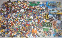   8 kg ÖMLESZTETT, VEGYES, KILÓS LEGO több, mint 60 db minifigurával, katalógusokkal, sok-sok kiegészítővel