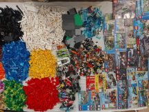   11,28 kg ÖMLESZTETT, VEGYES, KILÓS LEGO sok-sok minifigurával, katalógusokkal, dobozokkal, sok-sok kiegészítővel (főként City,Creator,Technic)