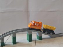   Lego Duplo mozdony, lego duplo vonat utánfutóval a 10875-ös szettből + felüljáró