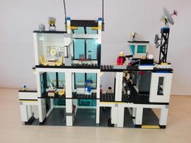Lego City - Rendőrség, Rendőrkapitányság 7744 ( 2db katalógussal)
