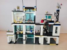   Lego City - Rendőrség, Rendőrkapitányság 7744 (katalógussal)