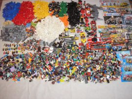 9,2 kg ömlesztett, vegyes, kilós lego csomag katalógusokkal City, Creator, Star Wars, Racers, Technic