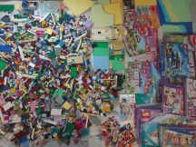   9,8 kg FRIENDS, LÁNYOS ÖMLESZTETT, VEGYES, KILÓS LEGO minifigurákkal, alaplapokkal, katalógusokkal, dobozokkal