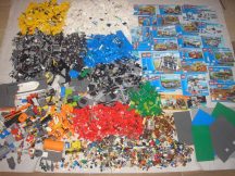   12,7 kg ÖMLESZTETT, VEGYES, KILÓS LEGO több, mint 70 db figurával, katalógusokkal (City Rendőrállomás, tűzoltóautó, helikopter, munkagép...)