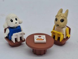 Lego Fabuland Asztal + 2 db szék + figurák 